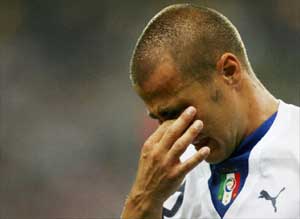 خيبة قائد إيطاليا فابيو كانافارو بعد خسارة أبطال العالم أمام فرنسا (إي بي آي)