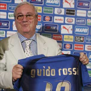 الرئيس المستقيل للاتحاد الإيطالي لكرة القدم غيدو روسي (رويترز)