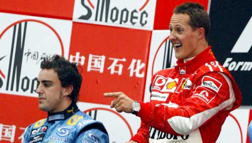 الألماني ميكايل شوماخر (إلى اليمين) متفوّقاً على الإسباني فرناندو ألونسو في سباق جائزة الصين الكبرى (إي بي آي)