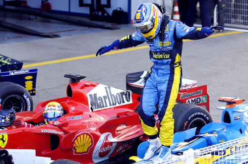 فرناندو ألونسو يرقص فوق سيارته “رينو” احتفالاً بفوزه في سباق جائزة اليابان الكبرى (أ ب)