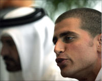 باسل شعبان (الى اليمين) متحدثاً خلال المؤتمر الإعلامي في دبي وبدا إلى جانبه السائق الإماراتي السابق محمد بن سليم (أ ف ب)