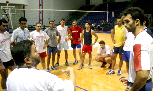 المدرب التونسي بلقاسم الخرماشي يعطي التعليمات للاعبين خلال التمرين (بلال جاويش)