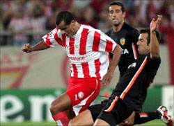 ريفالدو في مباراة أولمبياكوس وفالنسيا الإسباني في دوري أبطال أوروبا (د ب أ)