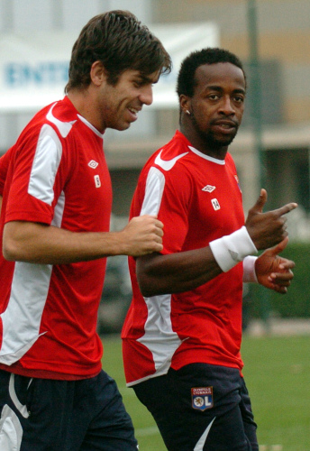 البرازيلي جونينيو برنامبوكانو (الى اليمين) وسيدني غوفو في تمارين فريقهما ليون الفرنسي (أ ف ب)