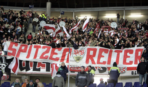 جماهير شتوتغارت ترفع لافتة احتفالاً بتصدّر فريقها ترتيب الدوري الألماني في المرحلة الماضية (أ ب)
