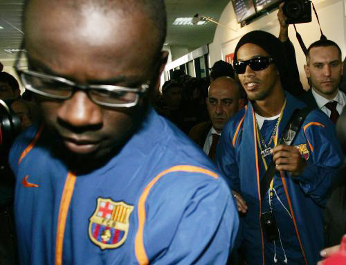 لاعبا برشلونة الفرنسي ليليان تورام (الى  اليسار) والبرازيلي رونالدينيو لحظة وصولهما الى مطار صوفيا في بلغار