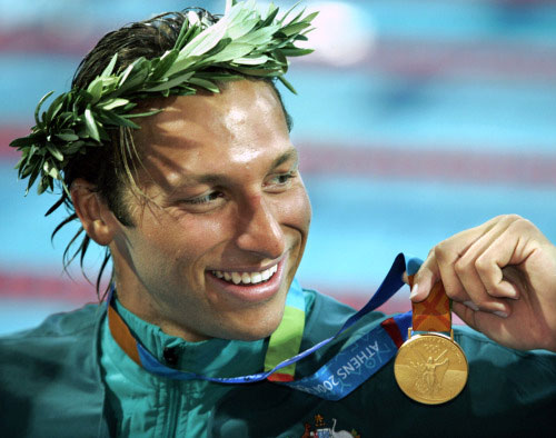 ثورب يوم تتويجه بالميدالية الذهبية لسباق 200 م سباحة حرة في أولمبياد أثينا 2004 (أ ب)