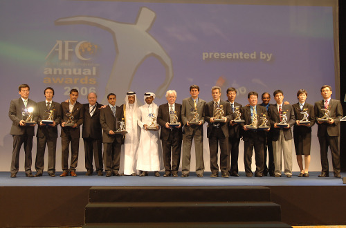 الفائزون بجوائز الاتحاد الآسيوي في صورة جامعة (أ ف ب)