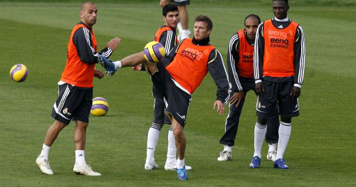 الإنكليزي ديفيد بيكام محاولاً السيطرة على الكرة تحت أنظار زملائه في تمارين ريال مدريد الإسباني (رويترز)