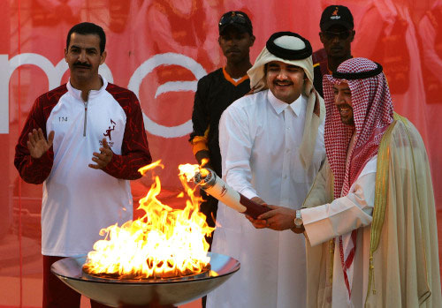 رئيس المجلس الأولمبي الآسيوي الكويتي أحمد الفهد يضيء الشعلة الأولمبية في الكويت (أ ب)