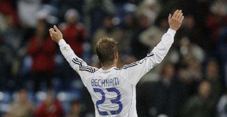 الانكليزي ديفيد بيكام يحيّي جماهير ريال مدريد عقب الفوز على اتلتيك بيلباو الأحد الماضي (رويترز)