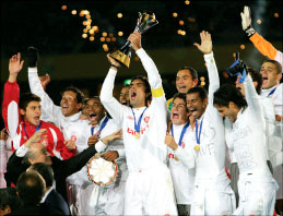 كابتن إنترناسيونال فرنانداو رافعاً كأس العالم للأندية بعدما تسلّمها من رئيس “الفيفا” جوزف بلاتر (أ ب)