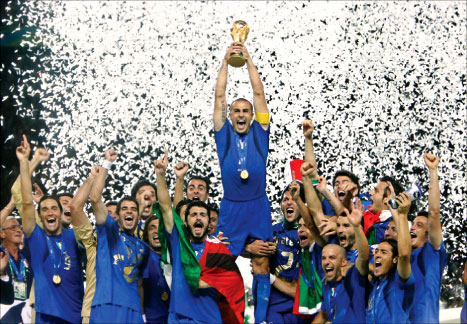 لقطة عام 2006، لحظة رفع كابتن منتخب ايطاليا فابيو كانافارو كأس العالم الـ 18 لكرة القدم في 9 تموز الماضي على الملعب الاولمبي في العاصمة الألمانية برلين (أرشيف)