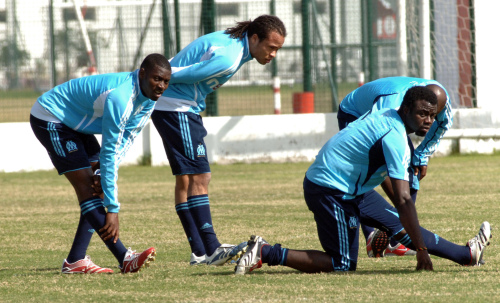 لاعبو مرسيليا (من اليمين إلى اليسار) النيجيري تايي تايوو وغاري بوكالي والسنغالي مامي ندياي أثناء التمارين (أ ف ب)