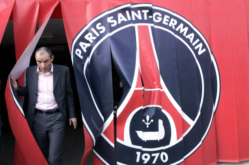 مدرب باريس سان جيرمان بول لو غوين لدى وصوله إلى مقر النادي في العاصمة الفرنسية (أ ب)
