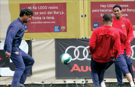 المدرب الهولندي فرانك ريكارد مشاركاً الكاميروني صامويل ايتو والبرازيلي رونالدينيو حصةً تدريبية (رويترز)