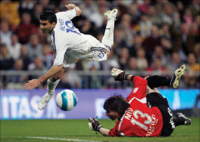 لاعب ريال مدريد خوسيه أنطونيو رييس يسقط عقب احتكاكه بحارس خيتافي روبرتو ابوندانزييري (رويترز)