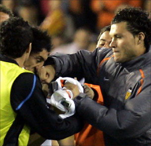 لاعب فالنسيا فرناندو نافارو (الى اليمين) لحظة لكمه وجه مدافع انتر ميلان نيكولاس بورديسو (أ ب)