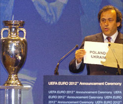 رئيس الاتحاد الأوروبي لكرة القدم الفرنسي ميشال بلاتيني لحظة إعلانه فوز ملف بولونيا وأوكرانيا (نيل مونس ـــ
