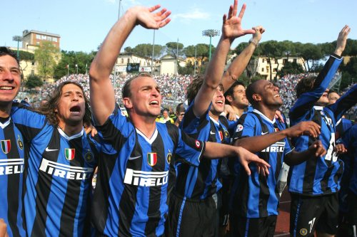 لاعبو إنتر ميلان يحتفلون باحرازهم لقب الدوري الايطالي لكرة القدم للمرة الـ 15 في تاريخ النادي (كارلو فيرارو ــ اي بي اي)