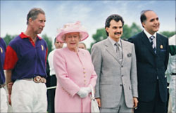 من اليمين إلى اليسار ـــ الغلاييني، الأمير الوليد بن طلال، الملكة إليزابيث الثانية، الأمير تشارلز