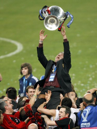 مدرب ميلان كارلو أنشيلوتي محتفلاً بالكأس بين أحضان لاعبيه (سردجان سوكي ــ إي بي آي)