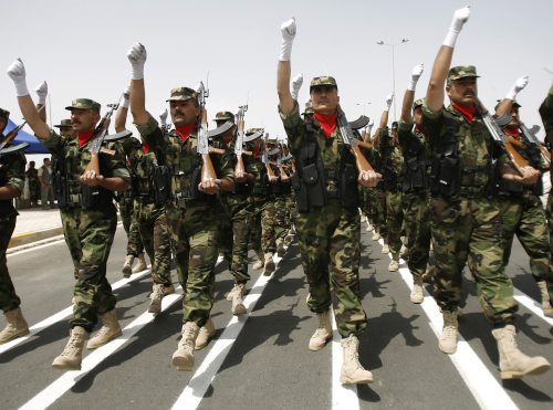 مقاتلون في قوّات «البشمركة» خلال مراسم عسكريّة في أربيل الأسبوع الماضي (أحمد الربيعي - رويترز)