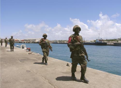 جنود أوغنديون يحرسون شواطئ مقديشو في أيار الماضي (رويترز)