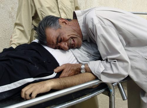 وداع القتلى مشهد يومي لا ينتهي في العراق (حلمي العزاوي - رويترز)