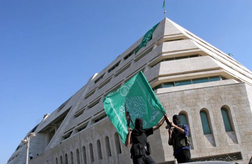 مسلّحان من «حماس» يسيطران على مركز المخابرات في غزة أمس (محمد صابر - إي بي آي)