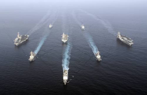 بارجات وحاملات طائرات أميركية قبالة السواحل الايرانية الشهر الماضي (رويترز)