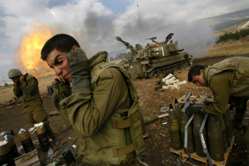جنود اسرائيليون يقصفون الجنوب اللبناني من كريات شمونة (أرشيف)