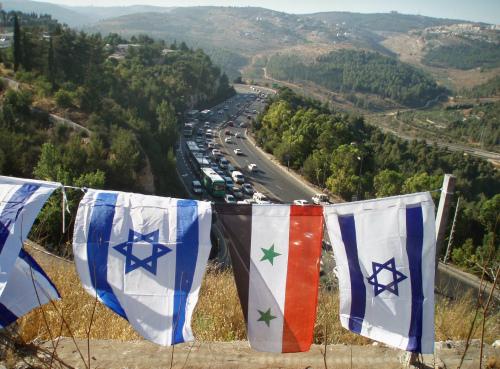 علما سوريا وإسرائيل على أبواب القدس المحتلة أمس (أ ب)