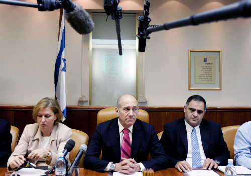 أولمرت خلال الاجتماع الاسبوعي لحكومته في القدس المحتلّة أول من أمس (رونين زفولان - أ ف ب)