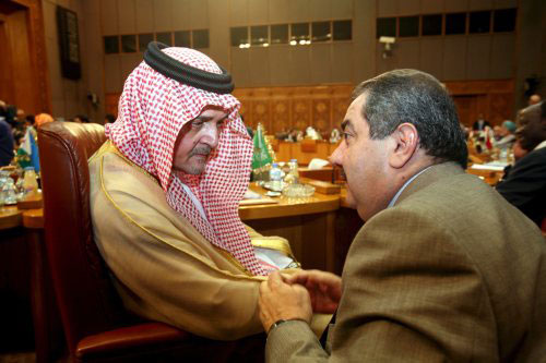 الفيصل وزيباري خلال افتتاح جلسة وزراء الخارجية العرب في القاهرة أمس (خالد الفيقي - إي بي أي)
