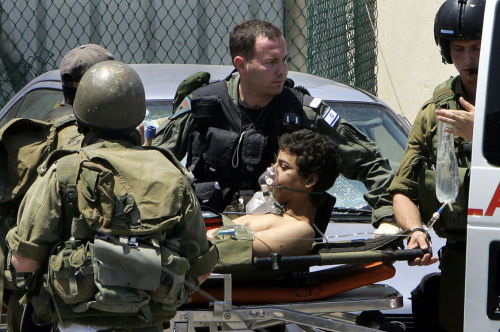 جندي إسرائيلي لدى إحضاره إلى مستشفى في حيفا بعد إصابته خلال عدوان تمّوز الماضي (دنيس سيانكوف -