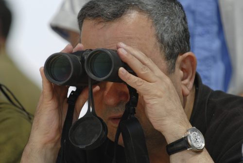 باراك يراقب مناورات عسكرية في جنوب فلسطين أول من أمس (عامير كوهين - رويترز)