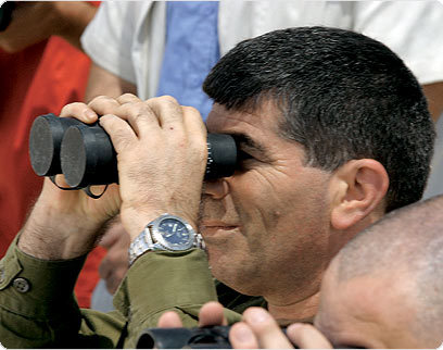 أشكنازي يضع منظاراً مغلقاً على عينيه (موقع صحيفة معاريف على الإنترنت )