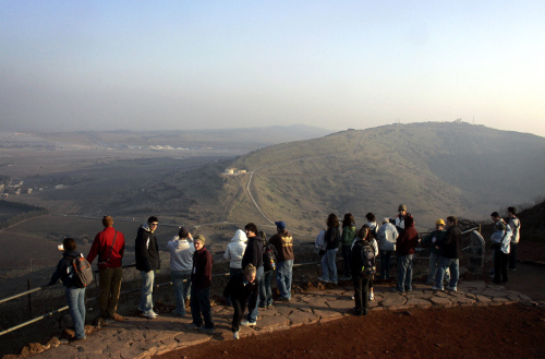 سواح إسرائيليون في قاعدة عسكرية مهجورة في مرتفعات الجولان المحتل (أ ف ب)