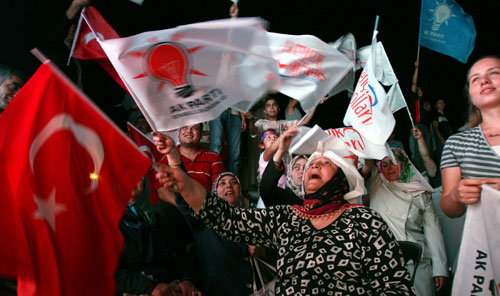 أنصار حزب العدالة والتنمية يحتفلون في أنقرة بعد فوز حزبهم في الانتخابات التشريعية الأخيرة (أرشيف - أ ب)