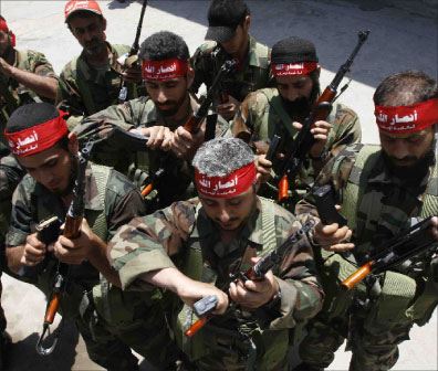 مقاتلون من تنظيم «انصار الله» ينتشرون في  منطقة التعمير في مخيم عين الحلوة (أرشيف - خالد الغربي)