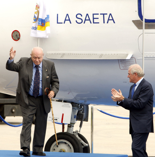 كالديرون (إلى اليمين) مصفقاً لدي ستيفانو خلال تقديم الطائرة إلى وسائل الإعلام ­(غ. كويفاس ـ اي بي اي)