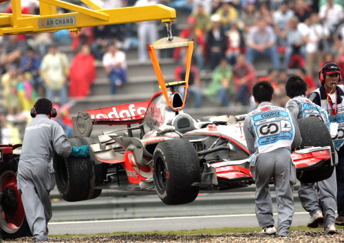 هل يكون حادث هاميلتون في شنغهاي نقطة التحول في موسم الفورمولا 1؟ (غو شاي هين ــ أ ف ب)