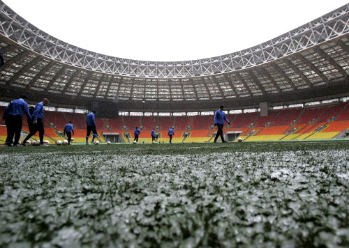 لاعبو المنتخب الروسي خلال تمارينهم تحضيراً لمواجهة إنكلترا على ملعب «لوجنيكي» المغطّى بالعشب الاصطناعي (سيرغي كاربوخين ــ رويترز)