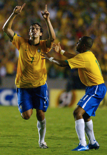 كاكا (7) محتفلاً وزميله روبينيو بتسجيله اول هدفيه في مرمى إلاكوادور (جواو باولو ــ أ ف ب)