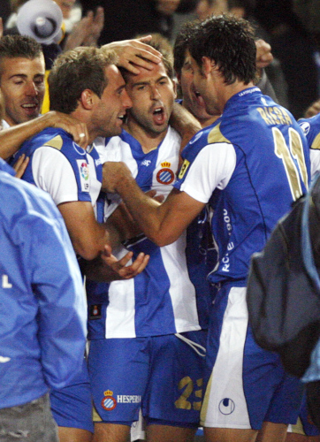 لاعبو اسبانيول يحتفلون حول تامودو مسجل هدف الفوز أمام ريال مدريد (البرت جيا ــ رويترز)