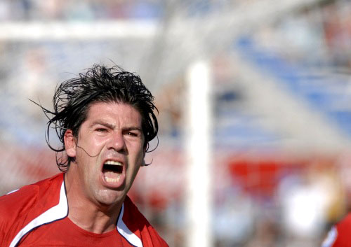 التشيلي مارتشيلو سالاس محتفلاً بتسجيله أول هدفيه أمام الأوروغواي (ا. كوينكا ـ رويترز)