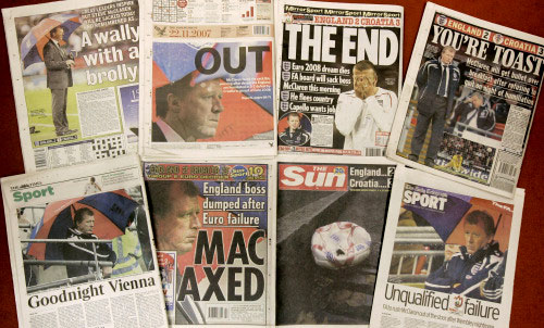 جانب من عناوين الصحف الإنكليزية الصادرة صبيحة اليوم التالي لفشل إنكلترا في التأهل إلى أمم أوروبا 2008 (ألاستير غرانت ــ أ ب)
