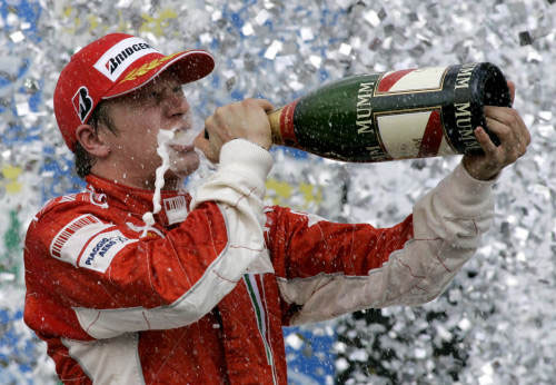 أبرز لقطات سنة 2007: سائق فيراري الفنلندي كيمي رايكونن محتفلاً بإحرازه لقب بطولة العالم لسباقات سيارات الفورمولا 1 على حلبة «أنتر لاغوس» في البرازيل (ريكاردو مازالان ـ أ ب)