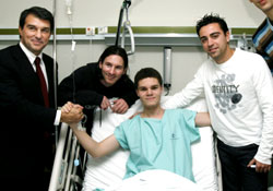 قام رئيس برشلونة لابورتا مع شافي وميسي بزيارة خيرية إلى أحد مستشفيات وزّعوا خلالها الهدايا على الأطفال المرضى (رويترز)